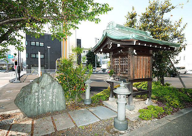 一畑薬師（奉安所と石碑）