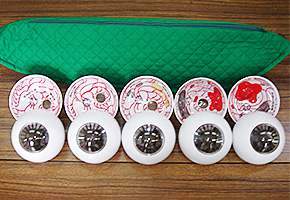 糖尿病網膜症の進行に合わせた模型（めだまんず）
