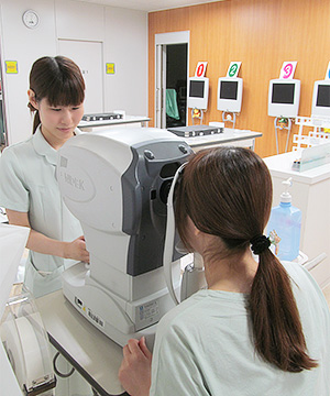 眼圧検査の様子